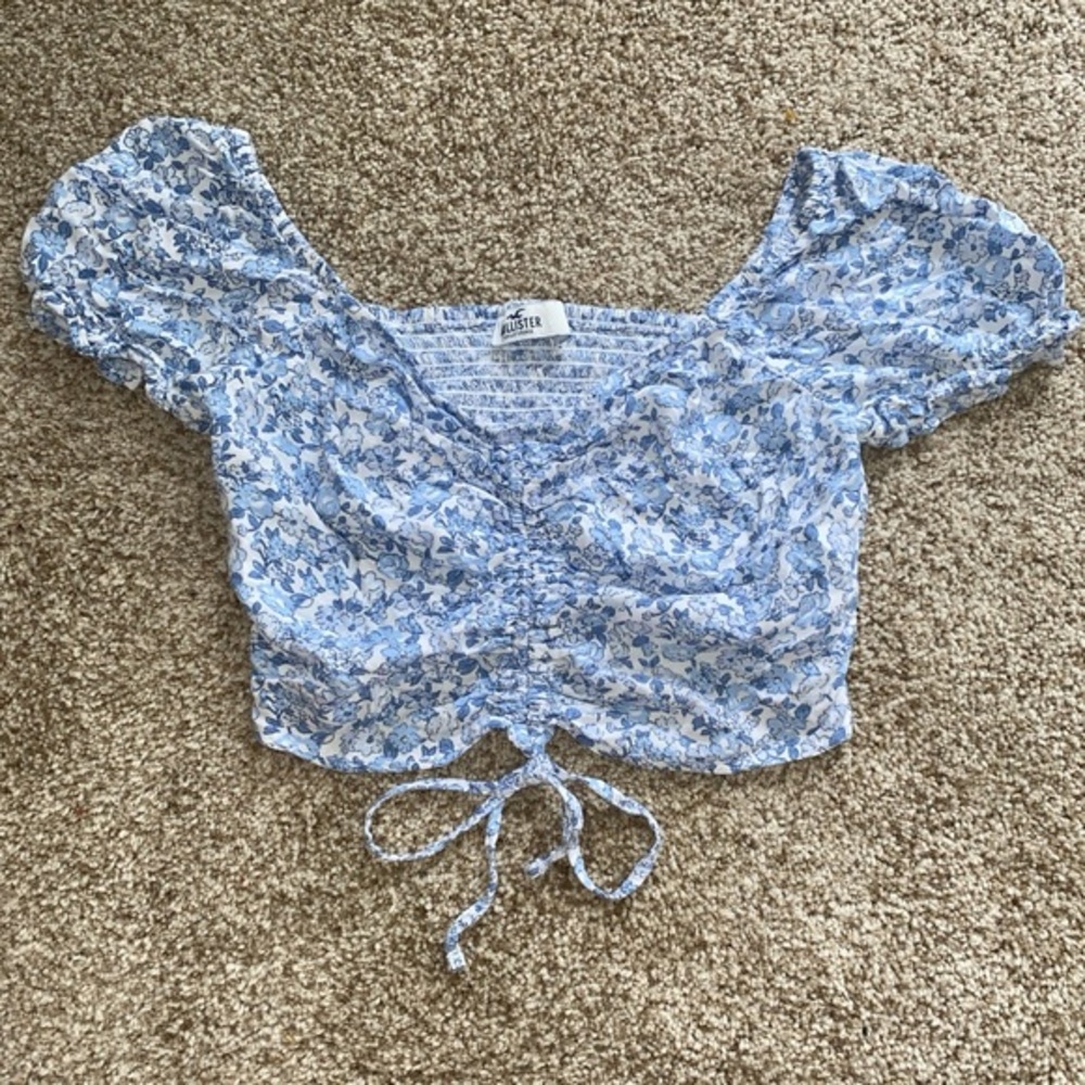 Hollister xs feminine blue and white floral crop top